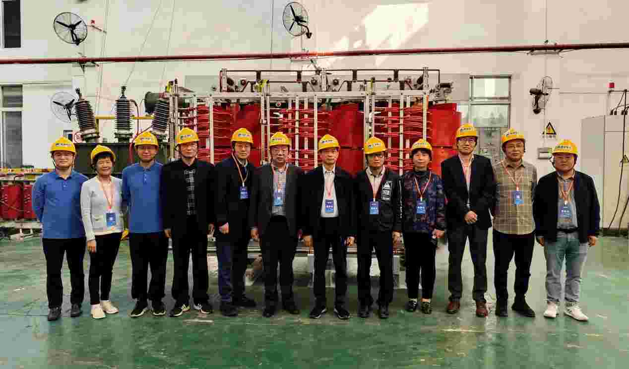 R&D and Industrialization of High-efficiency Heat Dissipation Internal Water Cooling Dry-type Transformer Litbang dan Industrialisasi Transformator Tipe Kering Pendingin Air Internal Pembuangan Panas Efisiensi Tinggi