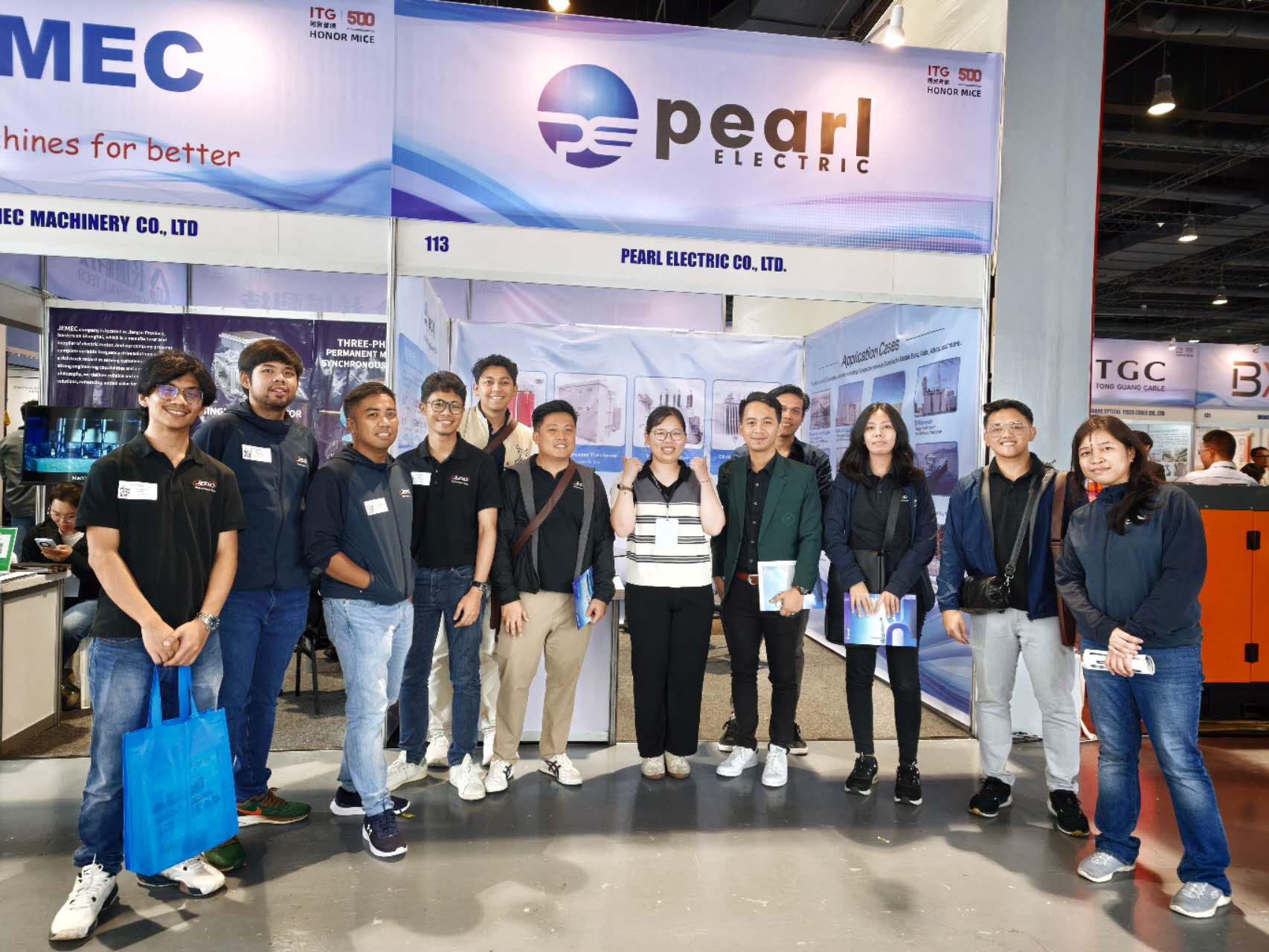 Insinyur penjualan Pearl Electric Transformer berpose untuk foto bersama klien