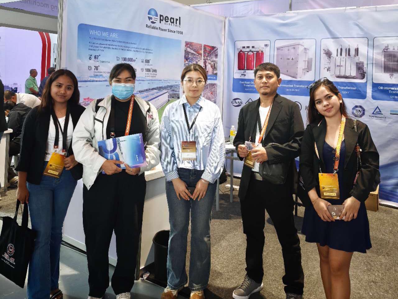 Insinyur penjualan trafo Pearl Electric berfoto dengan klien dari Filipina